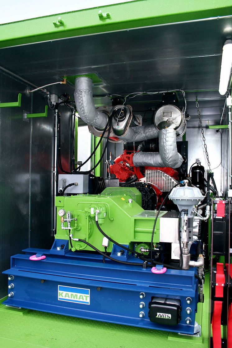 Das KAMAT-Hochdrucksystem kombiniert die Pumpe (vorne) mit ZF-Getriebe und dem Scania V8. 