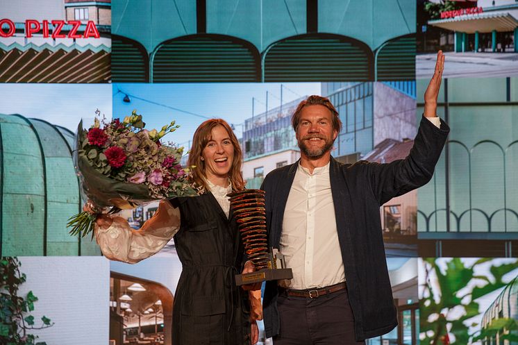 OKIDOKI vinner PLÅTPRISET 2023 för göteborgsbyggnaden Kaparen. Arkitekterna Klara Jutéus och Rickard Stark representerade byrån under prisutdelningen.