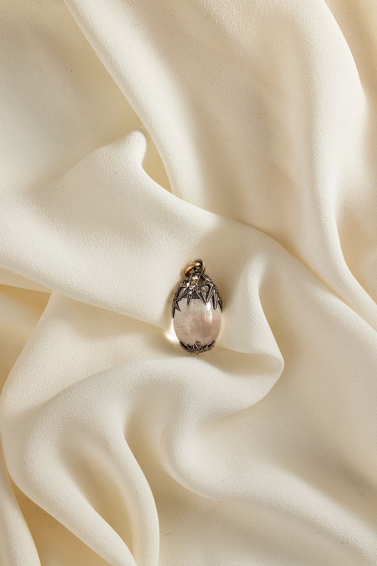 Hänge från firma Fabergé, formgivet av Alma Pihl