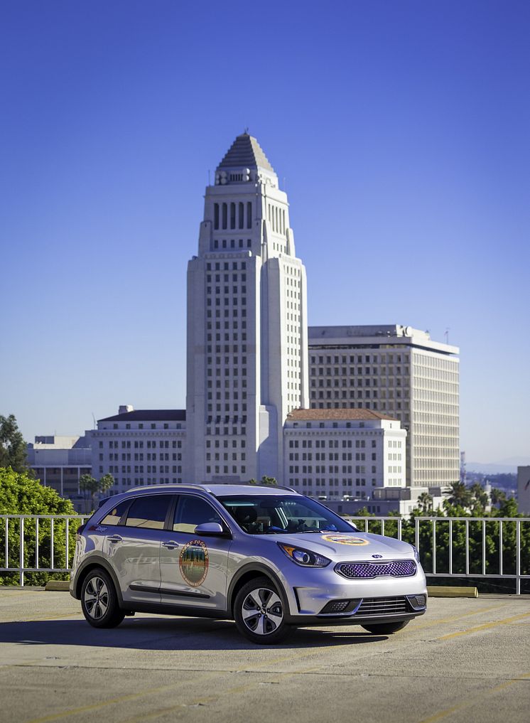 Kia Niro slår Guinness-rekord i snålkörning genom USA. 