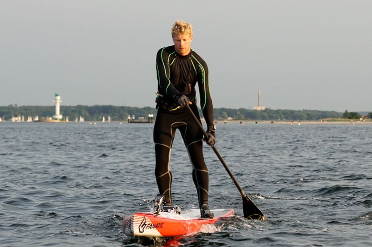 Michael Walther beim Stand Up Paddling auf der Kieler Förde