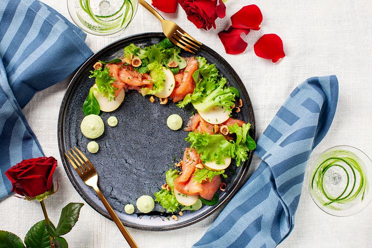 Gingravad lax med avokadokräm, sallad, päron och rostade hasselnötter