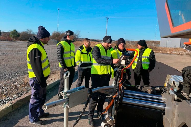 Swecons tekniker utbildar sig på asfaltläggare