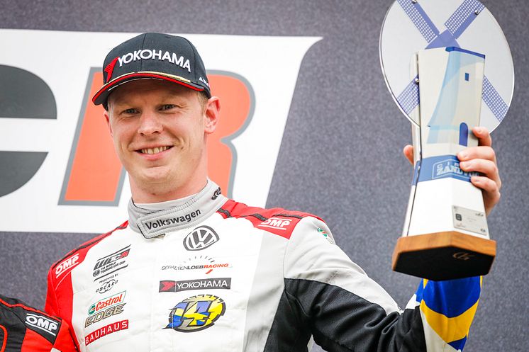 Fjärde tävlingshelgen i WTCR och nu fick Johan Kristoffersson äntligen kliva upp på prispallen efter en tredjeplats i andra racet.