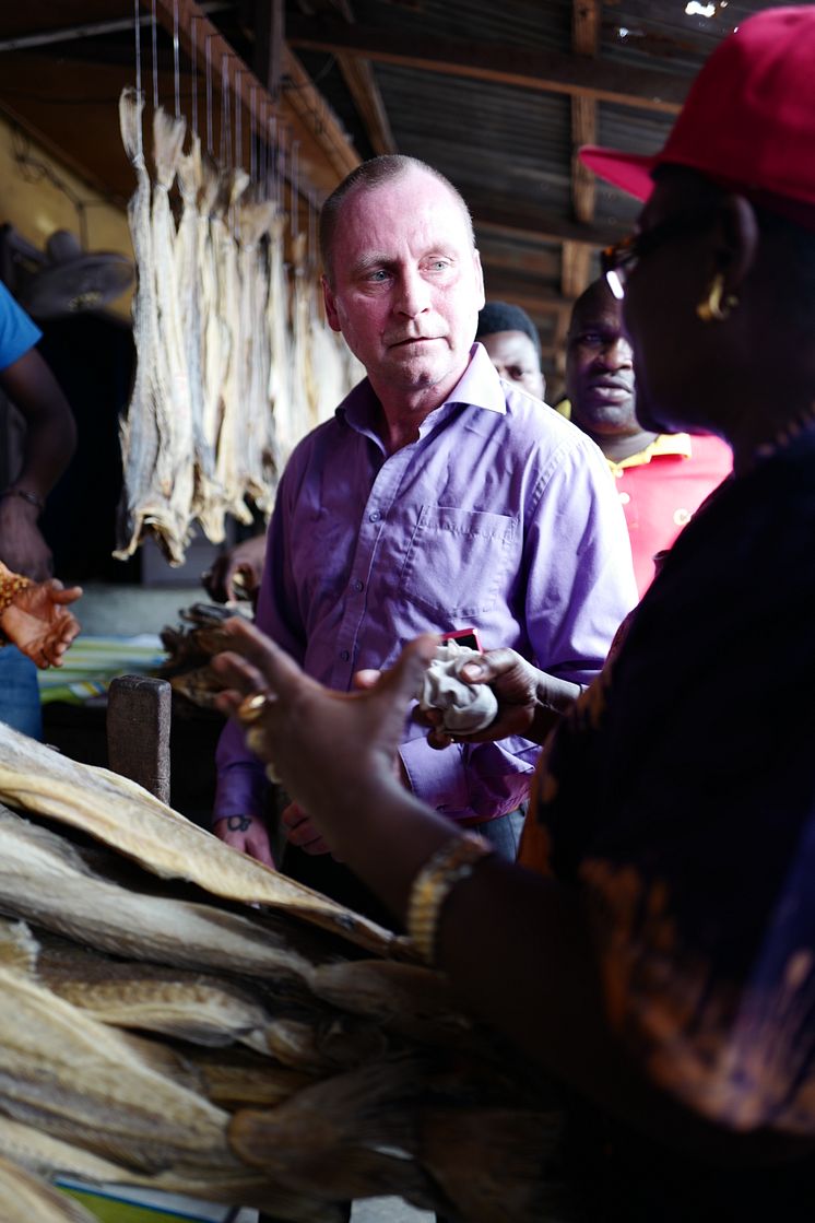 Ronny Berg møter tørrfiskselgere på marked i Nigeria