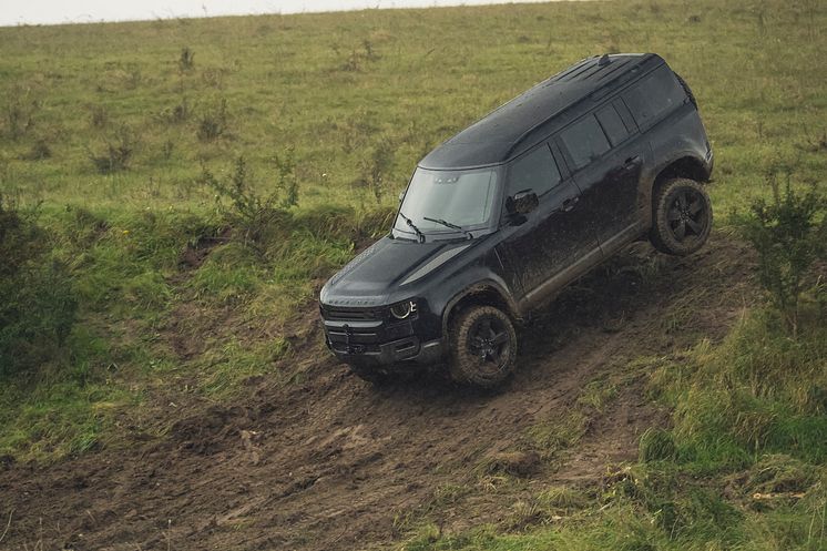 Behind the scenes image of the New Land Rover Defender featured in No Time To Die _01