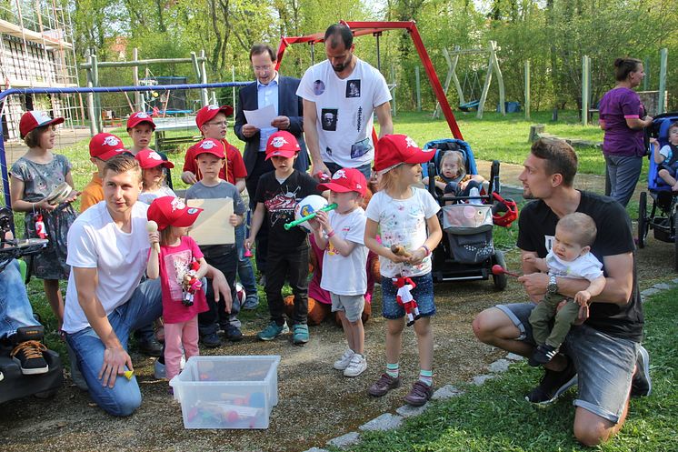 RB-Fußballer kicken im Kinderhospiz Bärenherz mit kleinen Fans um die Wette 