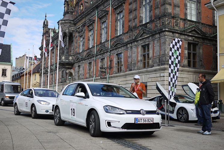 Vinnaren av Öresund Electric Car Rally 2015 går i mål på Stortorget