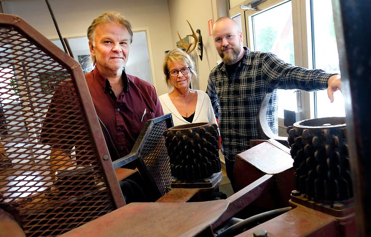 The Karlsson/Bergman family with the first Hypro processor. From the left: Tommy, Elisabeth and Linus. Today the processor is found in 32 countries and its most important sales channel has been Elmia Wood.