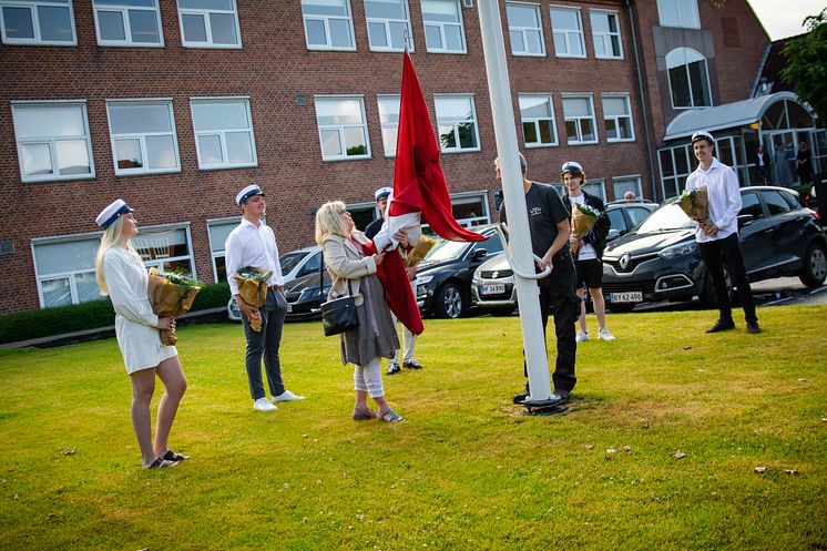 De første HHX studenter hejste traditionen tro, skolens flag.