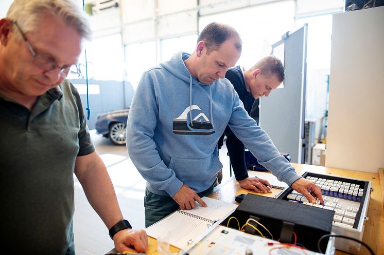 Mercedes-Benz utbildar gymnasielärare i elbilsteknik