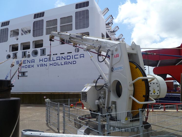 Cavotec AMP telescopic crane connects electrical power to Stena Hollandica