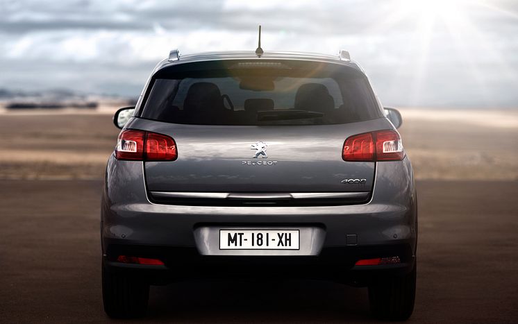 Världspremiär för robusta kompaktsuven Peugeot 4008