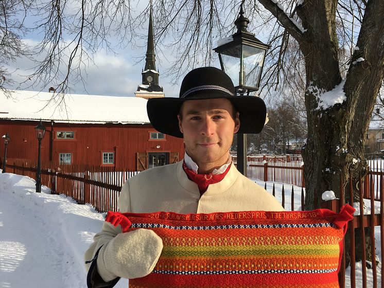 2018 års kransmas Joakim Kullberg och kransmasarnas hederspriskudde till Tjejvasan