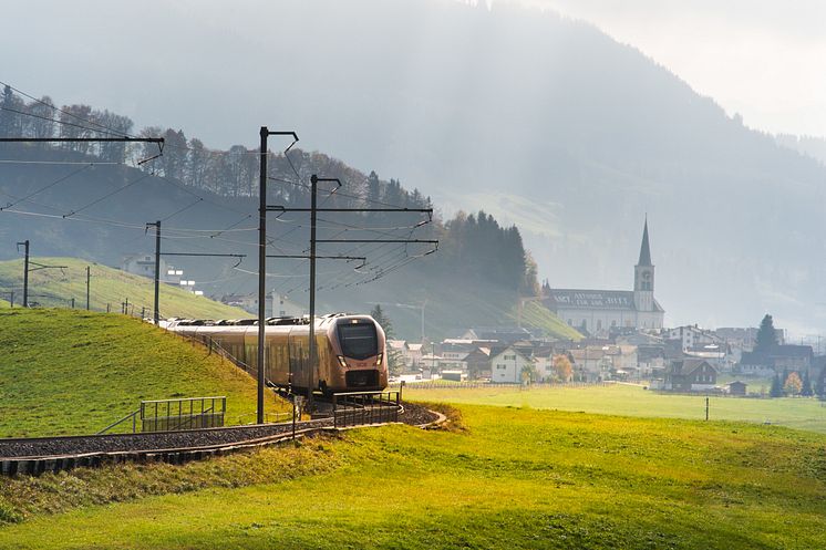 ST_3x2_Voralpen-Express-near-Rothenthurm-Central-Switzerland_64037_(c)SüdostbahnAG