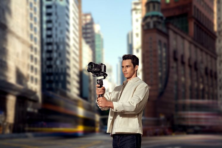  DJI RS 3 Mini - Key Visual - Street (2 of 4)