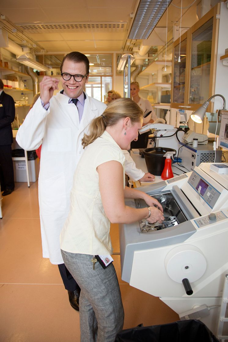 Prins Daniel jobbar i labbet på Karolinska Institutet