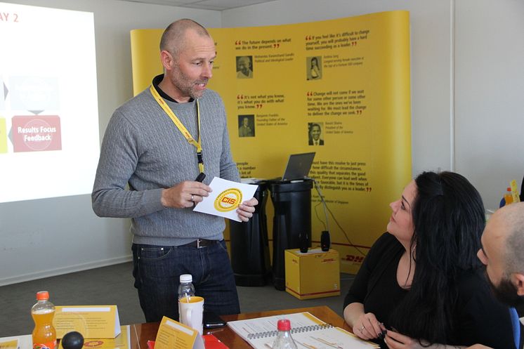 Claus Lassen i færd med at træne nogle af DHL Express' medarbejdere