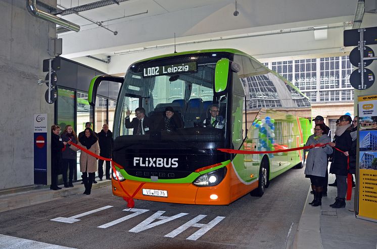 Der erste Flixbus fährt in das neue Fernbus-Terminal Hbf in Leipzig ein