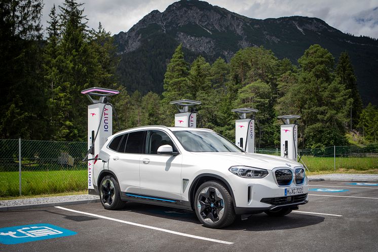 IONITY-ladestasjon og helt nye BMW iX3