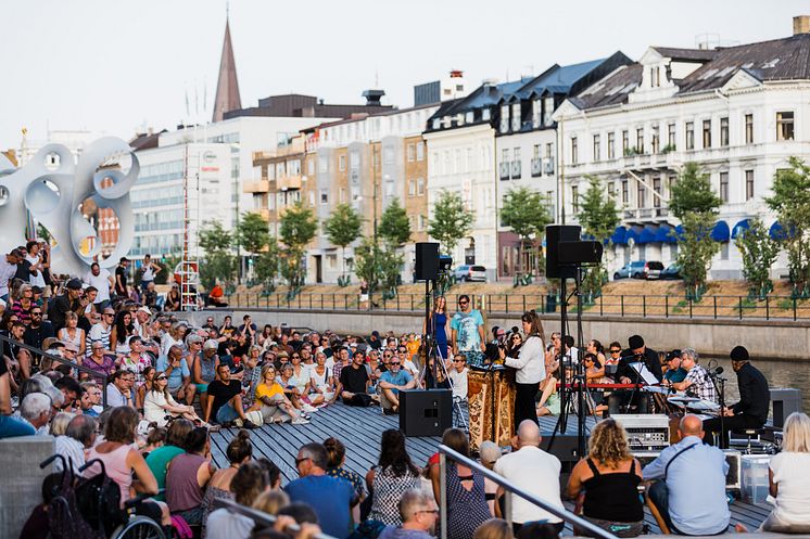 Sommarscen 2018 på trädäcket utanför Malmö Live