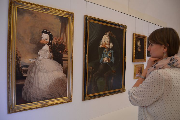 Museumspädagogin Marleen Dietz wirft noch einen letzten Blick auf die Bilder von Sissi und Kaiser Franz an (c)ASL Schlossbetriebe gGmbH
