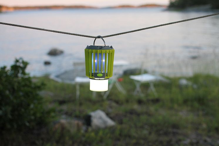 Myggfälla med campinglampa