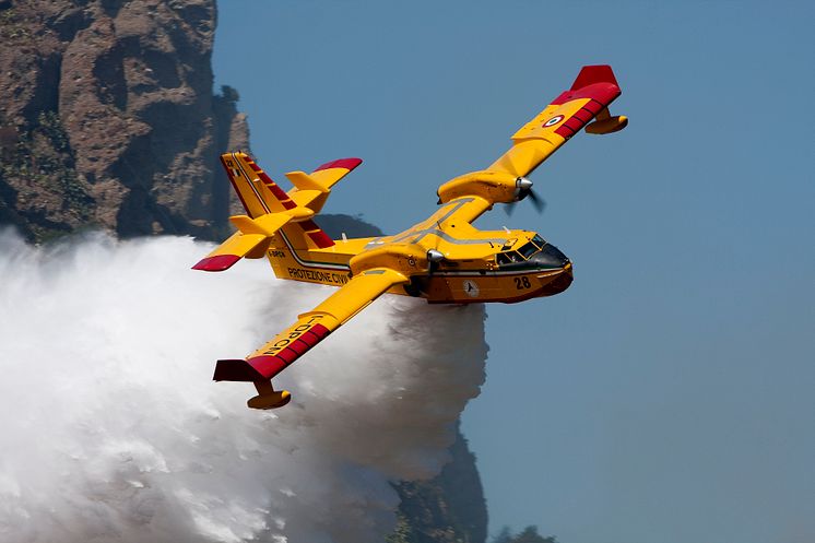 5. Canadair CL-415