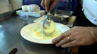 Fredrik Eriksson serverar rostad siklöja med potatiscrème