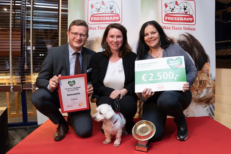 Hermann Aigner übergibt den Preis an die Omihundehilfe