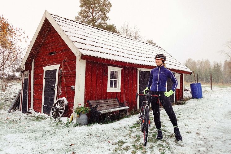 Elna Dahlstrand i kollektionen Belle hemma i Husqvarna