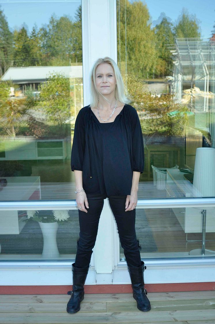Anna Lönnqvist debuterade 2014 med romanen "Tills kärleken skiljer oss"