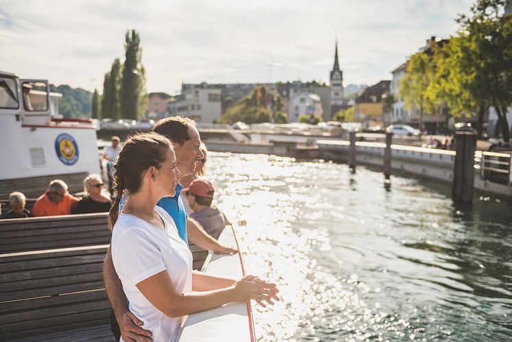 Tourenbiker auf dem Rheinschiff Thurgau bei der Ankunft in Schaffhausen 