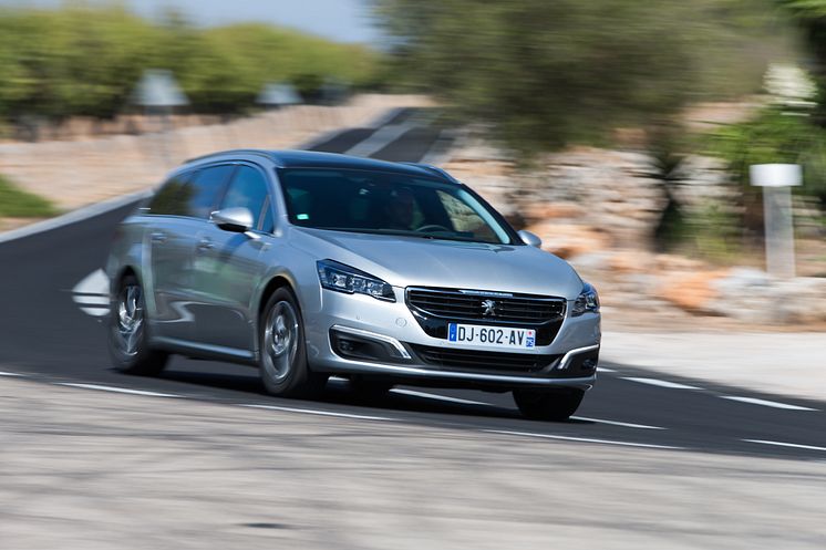 Sverigepremiär för sportigt eleganta Peugeot 508 -nytt utseende, klassledande förbrukning och nya automatlådor