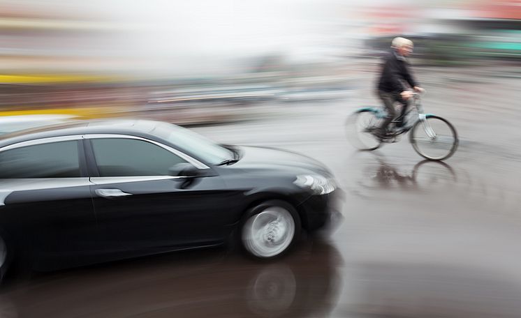 Bil tæt på at påkøre cyklist.jpg