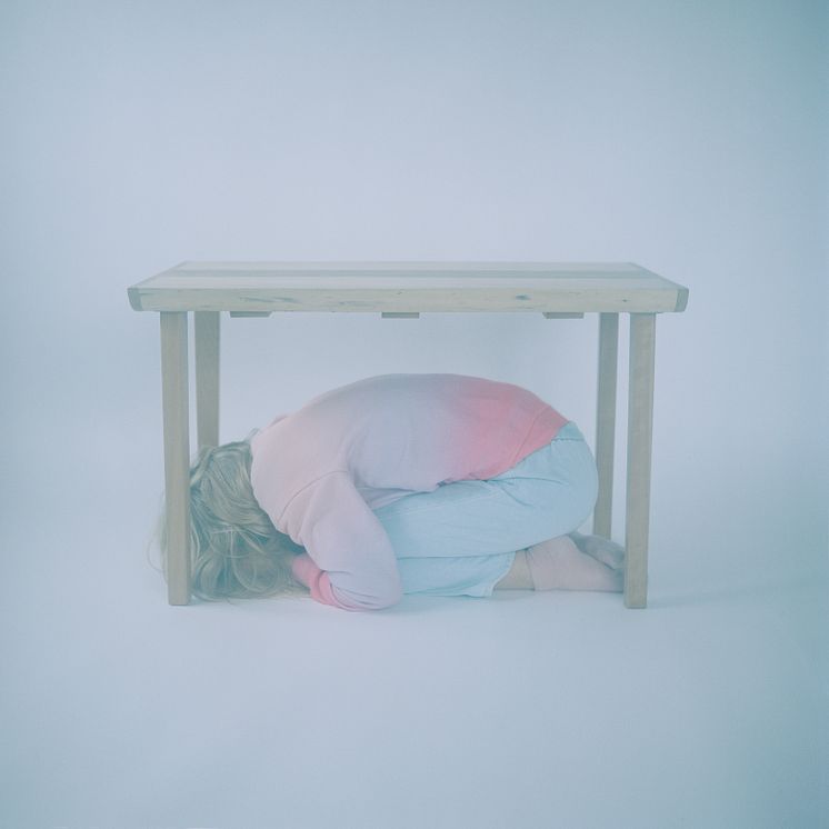 Charlotta Hammar, Curled up under a table, 2022