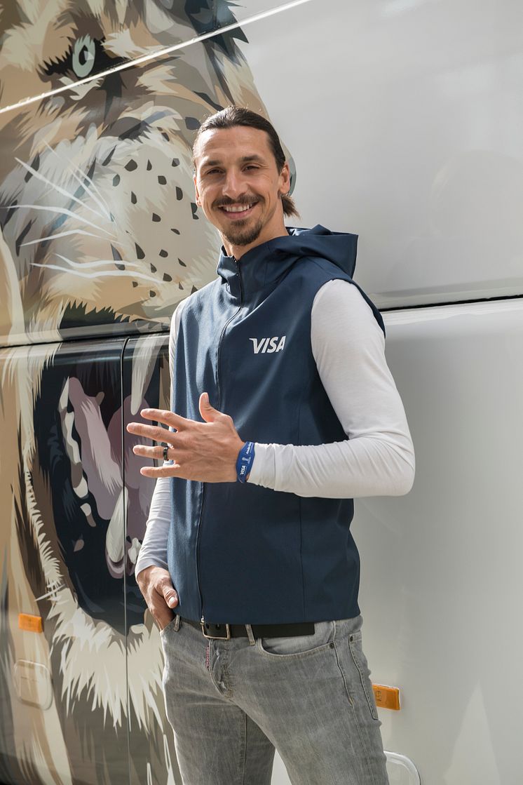 Zlatan Ibrahimović, das Gesicht der globalen Marketingkampagne von Visa, kommt in Moskau an und zeigt seinen neuen Zahlungsring, der auf der FIFA Fussball-Weltmeisterschaft 2018 Russland™ erhältlich ist, für schnelle und einfache Zahlungen.