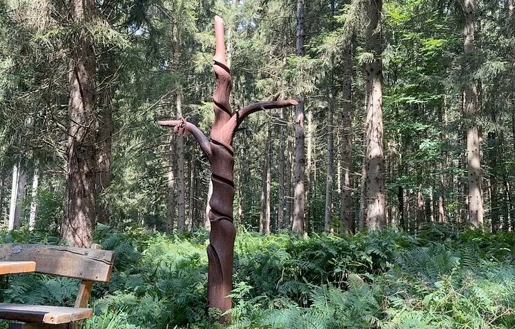 Das Wegekreuz ist etwa 4,5 Meter hoch und geschweißt und wiegt etwa 680 Kilogramm.