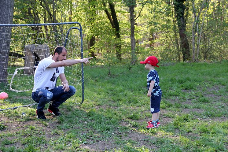 RB-Fußballer kicken im Kinderhospiz Bärenherz mit kleinen Fans um die Wette 