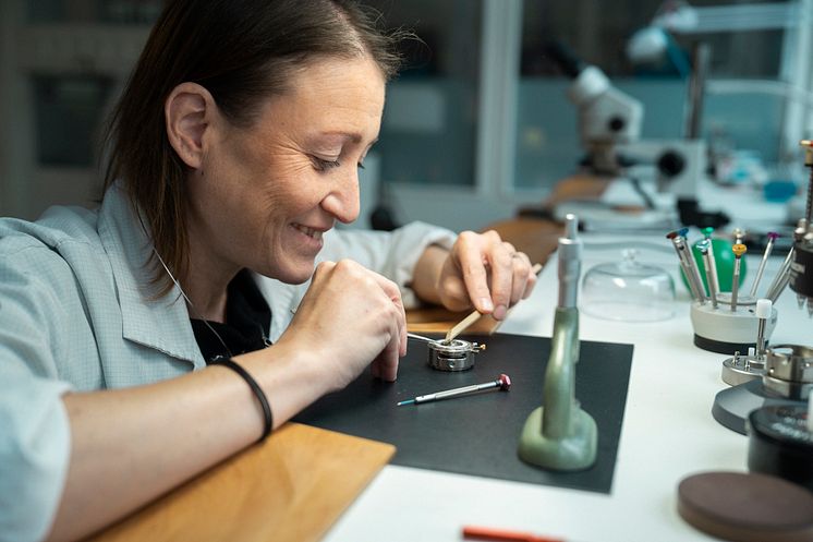 Dominique in ihrem Uhrenatelier, La Chaux-de-Fonds, Jura