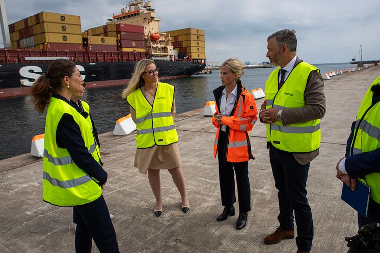 Kronprinsessan Victoria lyssnar Maria Hägg, ordförande i Helsingborgs hamn (M). På bild även stadsdirektör Carina Leffler.