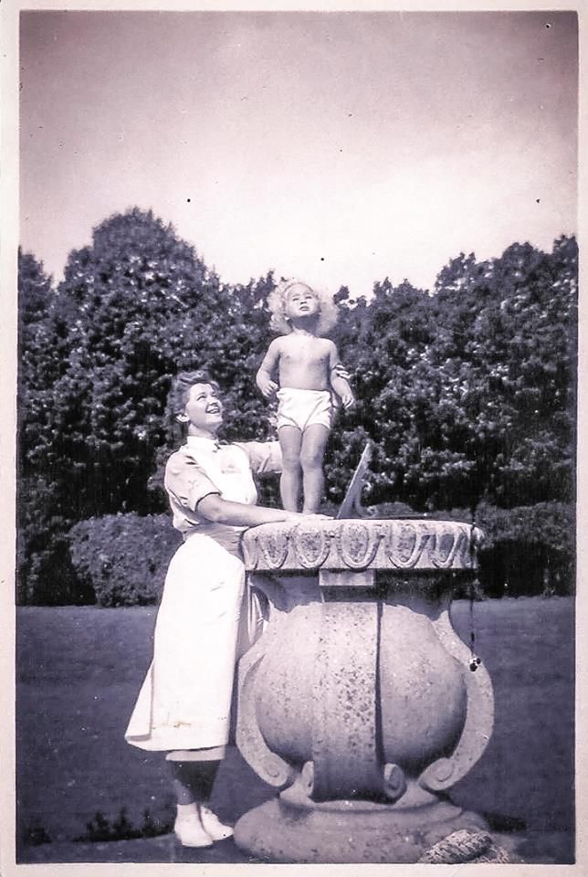 Claes Bonde två år gammal, stående på Tjolöholms Slotts solur med barnsköterskan Elsa Eneroth