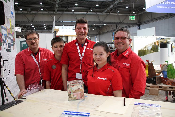 Toom Baumarkt unterstützt Bärenherz: Engagierter Einsatz auf der Messe Haus-Garten-Freizeit