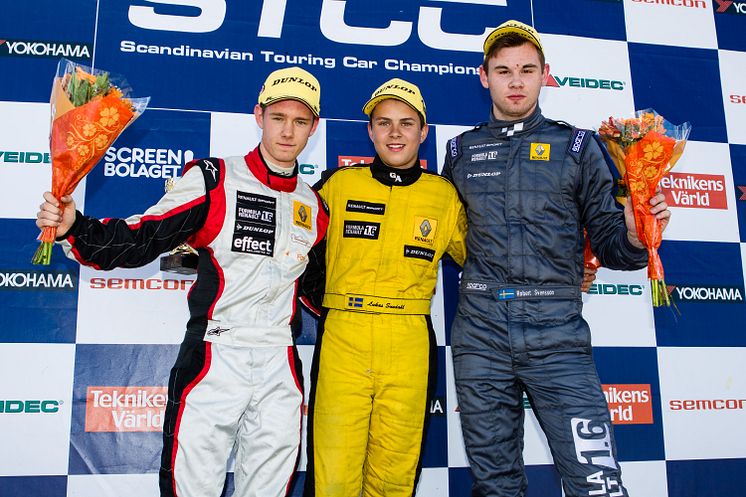 Prispall race 2 i Falkenberg. Fr.v: Kevin Aabol (tvåa), Lukas Sundahl (segrare), Robert Svensson (trea). 