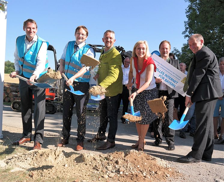 Spatenstich für den Breitbandausbau in Egmating