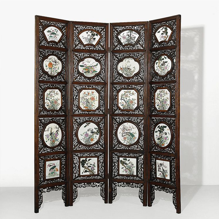 1120. A Four-Fold Floor Screen with Famille Rose Plaques Utrop: 200 000-300 000 SEK