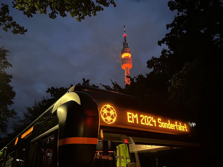 Beim EM-Halbfinale NED-ENG setzte DSW21 zur Erhöhung der Kapazität zusätzliche Pendelbusse ein.jpeg