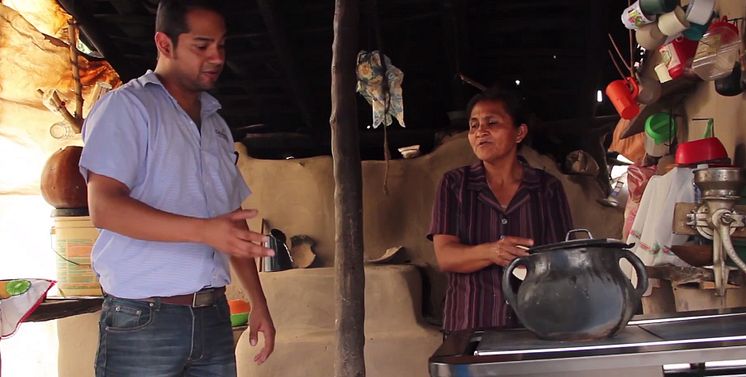 Via ett FN-godkänt projekt investeras pengarna från klimatkompensationen i nya och effektiva spisar som förbättrar inomhusmiljön för 490 familjer i Honduras.