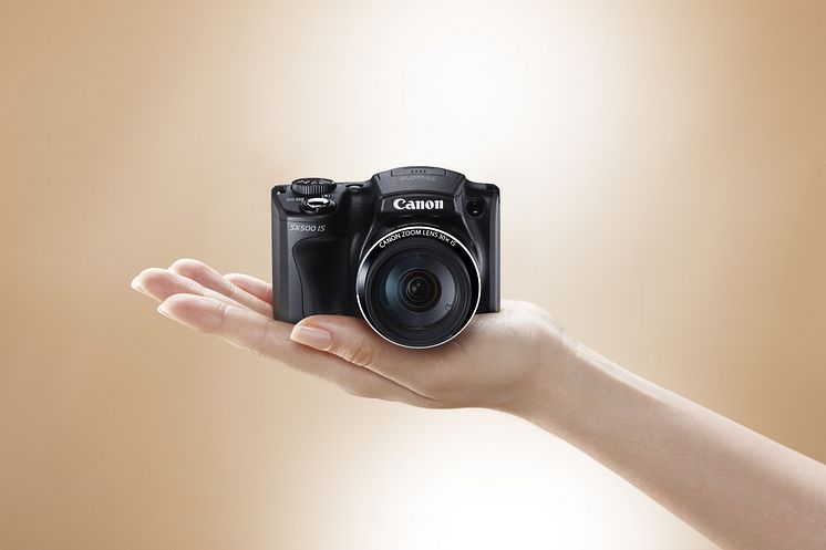 Canon PowerShot SX500 IS hand