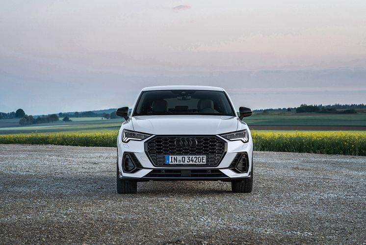 Audi Q3 Sportback 45 TFSI e (Gletsjerhvid)